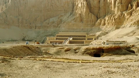 A view from afar of the ancient Egyptian temple of Hatshepsut in Luxor, Egypt. Vídeo Stock 324690385