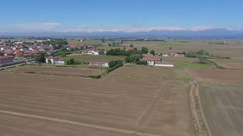 View of agricultural fields and the Alps, Italy. Vídeos de archivo 335763684