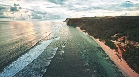 View from the air of the waves gently lapping the shore in the evening Foto stock