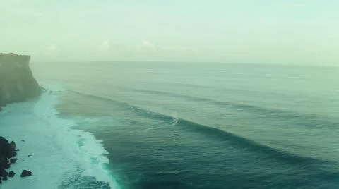 View from the air of the waves gently lapping the shore in the evening Foto stock
