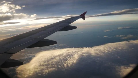 A view from the airplane. The aircraft is flying through the clouds Vídeos de archivo 71943093