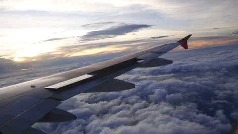 A view from the airplane. The aircraft is flying through the clouds Vídeos de archivo 71943172