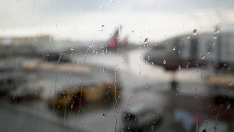 View of the airplane through rain drops and streams. Stock-Footage 157968965