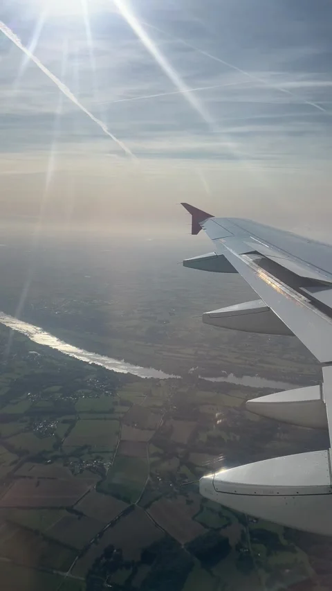 View from the airplane window. Beautiful cloudscape with blue sky.  Vidéo 317389954