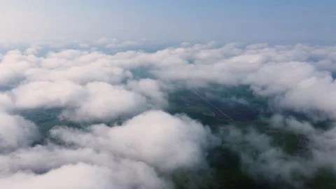 View from the airplane window to the clouds from above. Vidéo 154812579