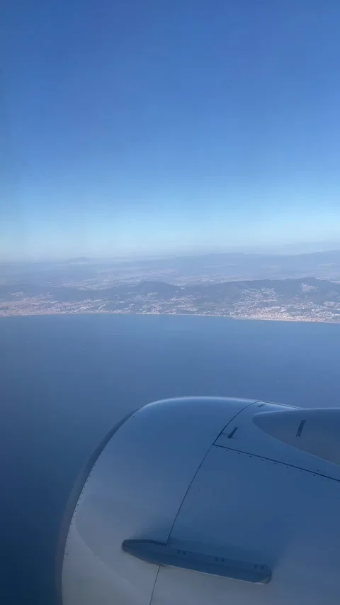 View from the airplane window flying over Barcelona Vidéo 292833745