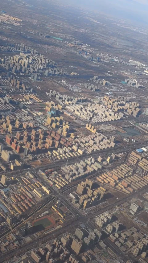 View from airplane window on multi-story buildings of Beijing. 库存影片 344354952
