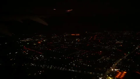 View from the airplane window on the night city Vídeo Stock 147686540