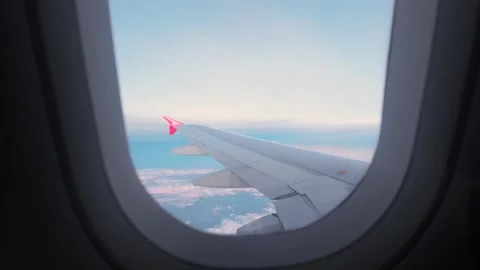 This is a view from an airplane window showing the aircraft’s wing Видео 314452425