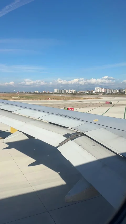 View from airplane window showing the wing as the plane taxis to the runway,  動画素材 325649248