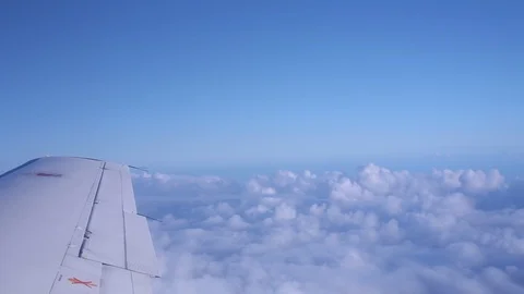View From Airplane Window Of Wing Above Clouds Right To Left 스톡 동영상 102501370