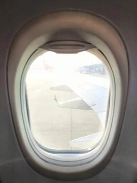 A view from the airplane window onto the wing and apron 스톡 사진