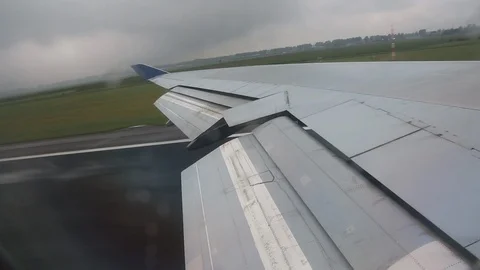 View From Airplane Window Of Wing Takeoff Rain Left To Right Vídeo Stock 102502631