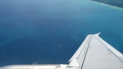 A view from the airplane windowafter take off  over the wings and engines. Th Vidéo 80105499