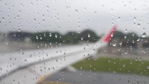 View On Airplane Wing Through Rainy Window Stockbeeldmateriaal 85000121