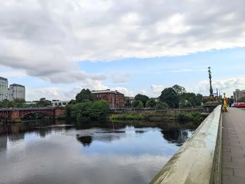 View of Albert Bridge and the River Clyde cityscape under a picturesque cloudy Stock Photos