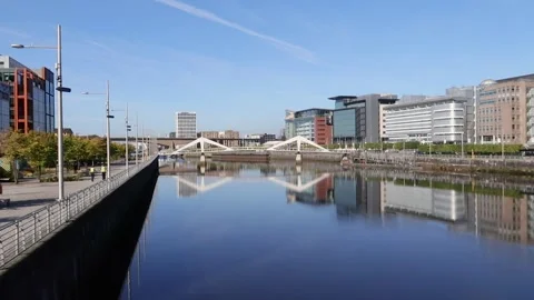 View along the River Clyde towards Tradeston Bridge and Kingston Bridge, Glasgow Vídeos de archivo 284978961