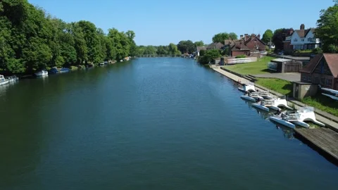 A view along The River Thames at Pangbourne in West Berkshire Stock Footage 335653001