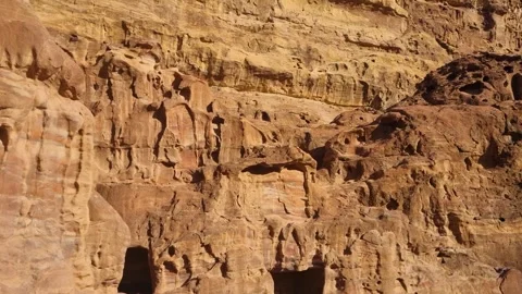 View along the sandstone cliffs of the ancient rock city of Petra, Jordan Vidéo 338408191