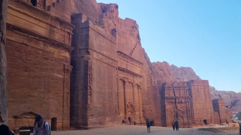 View along the Street of Facades in the ancient city of Petra, Jordan Vidéo 339764293