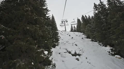 View of an alpine ski slope while traveling on chairlift Vídeo Stock 194930213