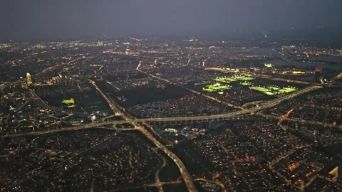 A view of Amsterdam from a descending plane late in the evening. Vídeo Stock 335317546