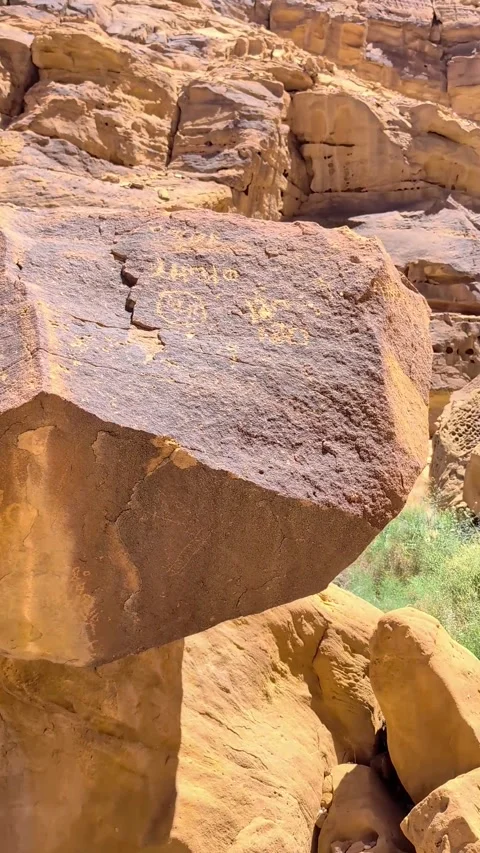 View of the ancient Arabic scripts on the rock at Jabal Ikmah Alula Vídeo Stock 335553091