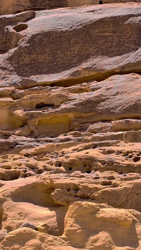 View of the ancient Arabic scripts on the rock at Jabal Ikmah Alula Vídeo Stock 335553093