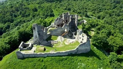 View of the ancient Brekov castle ruins from a drone Video stock 276167540