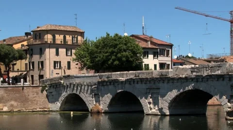 View to the ancient bridge of Tiberius (Ponte di Tiberio) in Rimini, Italy. Stock Footage 59964594