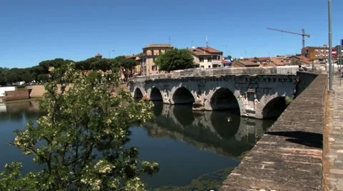 View to the ancient bridge of Tiberius (Ponte di Tiberio) in Rimini, Italy. Stock Footage 59964655