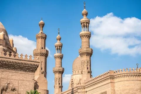.View of the ancient minarets of the Cairo mosque Sultan Hassan on a sunny da Foto stock