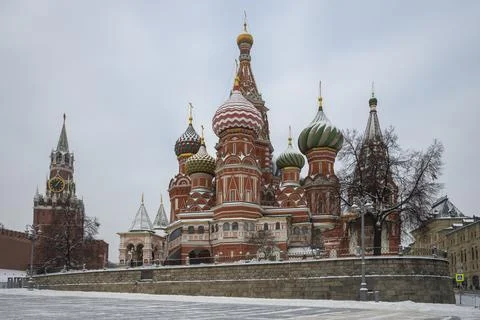 View of the ancient St. Basil's Cathedral on a cloudy winter day. Moscow Fotos Stock
