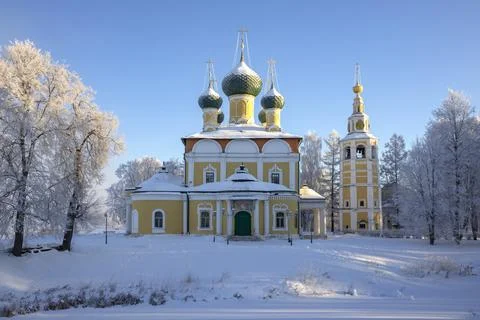 View of the ancient Transfiguration Cathedral with a bell tower. Uglich Foto stock
