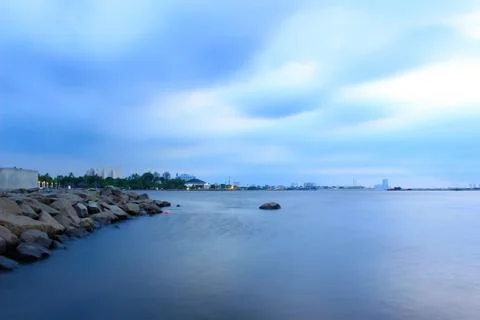 View of Ancol beach with cloudy overcast sky Foto stock