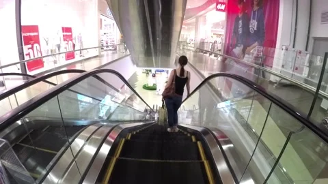 View and scene on the escalator, the movement of people Stock-Footage 129715327