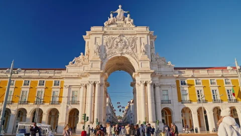 View of the arc de Triomphe on Commerce Square. People walking around the square Stock Footage 305418005