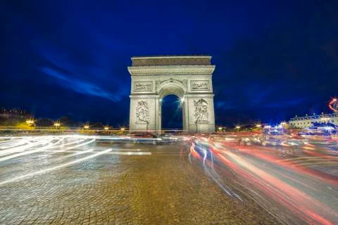 View of arc de triomphe during the twilight and long exposure image with ligh 스톡 사진