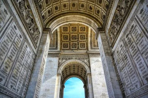 A view of the Arc de Triomphe located in Paris, France. Stockfoto's