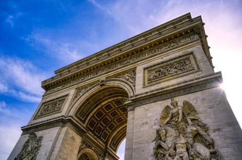 A view of the Arc de Triomphe located in Paris, France. Stockfoto's