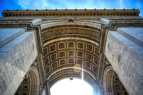 A view of the Arc de Triomphe located in Paris, France A view of the Arc d... Stock-Fotos