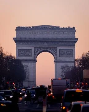 View of arc de triomphe over sunset from champs elysees Fotos Stock