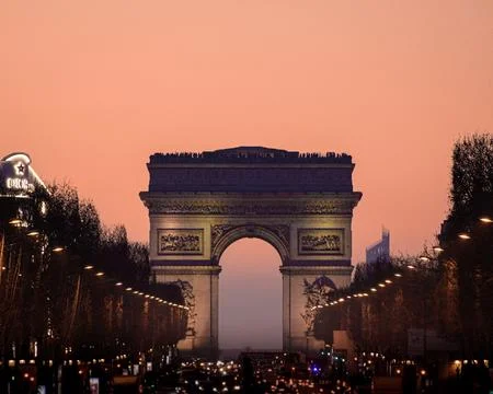 View of arc de triomphe over sunset from champs elysees Fotos Stock