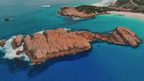 View around Twilight Bay with it's crystal clear waters Vídeos de archivo 288804973