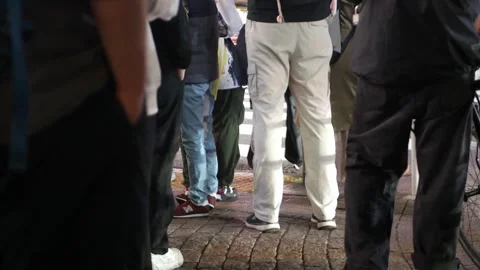 View to the asphalt street at the crossing intersection while crowded peopl.. 库存影片 336473055