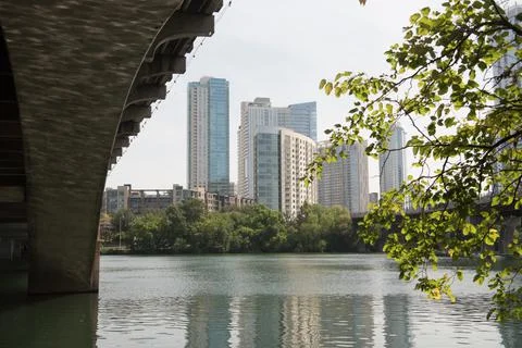View of Austin, TX from under a bridge with reflections on the river. Foto stock