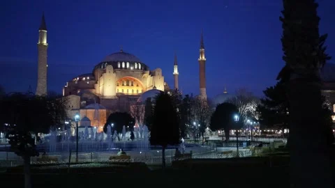 View of the Aya Sofia mosque at night, Istanbul, Turkey Video stock 313727950