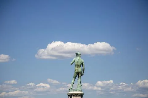 A view from the back of bronze statue of David in the Piazzale Michelangelo.. Foto stock