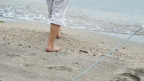 View of back close up legs of young beautiful woman. Vidéo 294351652