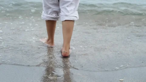 View of back close up legs of young beautiful woman. Vidéo 294351873